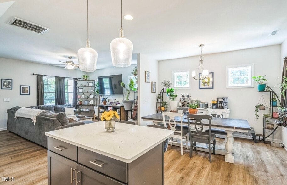 Building Photo - 647 N Hardee St