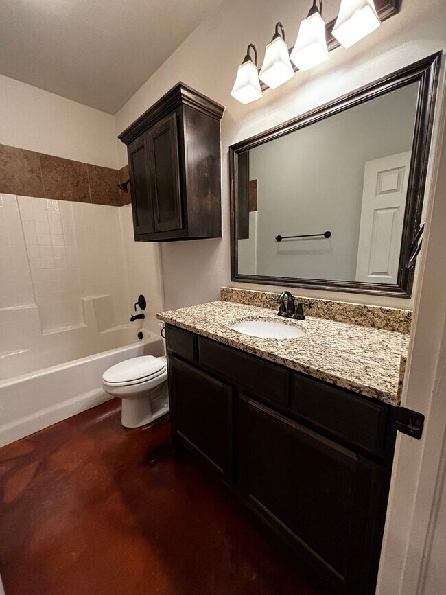 Building Photo - Move in Special!! 3BR 2BA duplex with 2 ca...