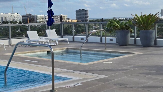 Building Photo - 9261 E Bay Harbor Dr