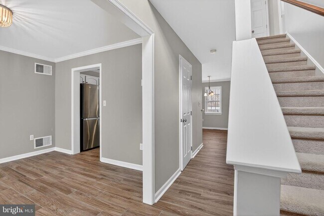 Building Photo - 10 Nelson Rd