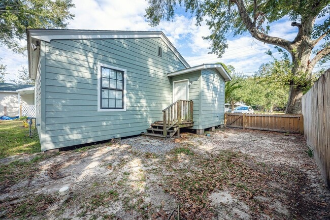 Building Photo - Adorable Updated Cottage in Pascagoula