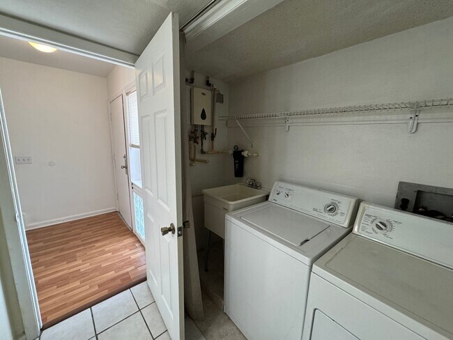 Building Photo - Lovely 2 Bedroom, 1.5 Bathroom Home in Orlando! Minutes from Top Attractions!! (Water Included!)