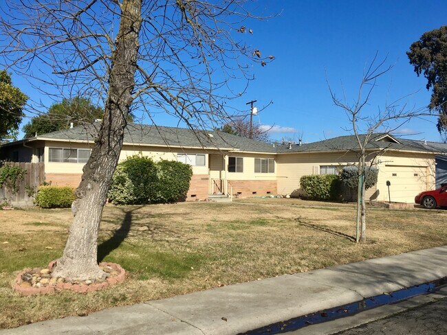 Building Photo - 1121 W Churchill St