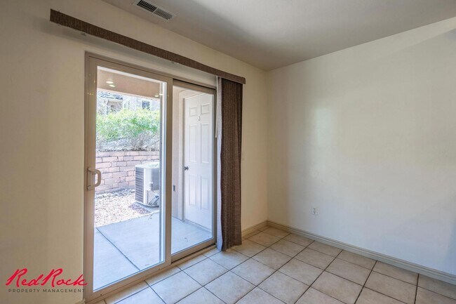 Building Photo - 3 Bedroom Townhome In Fossil Hills!