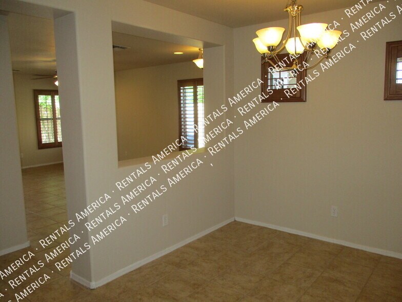 Building Photo - 1364 E Martha Dr