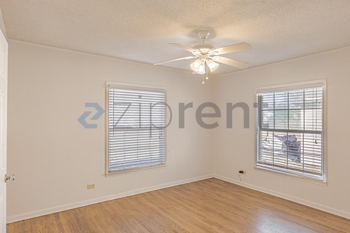 Building Photo - 1418 W Shepherd St