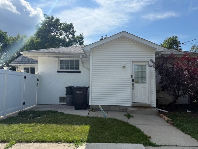 Building Photo - 3 bedroom 2 bath in the heart of Niagara F...