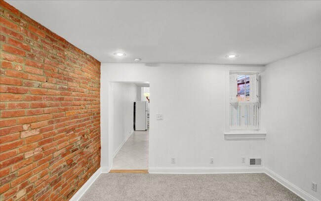 Building Photo - 249 W Walnut St