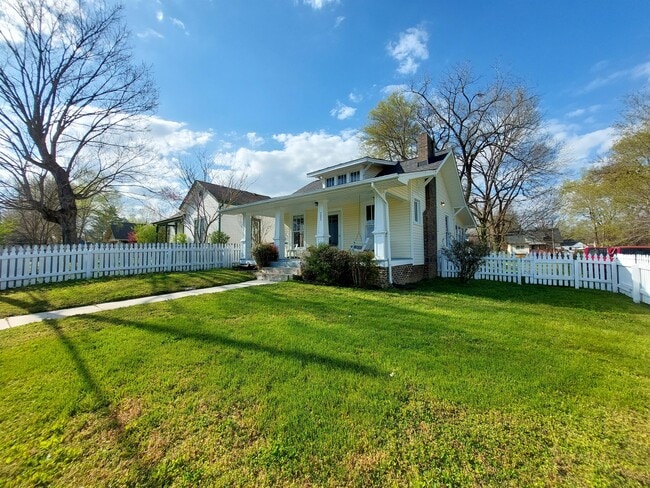 Building Photo - 203 Riverside Dr