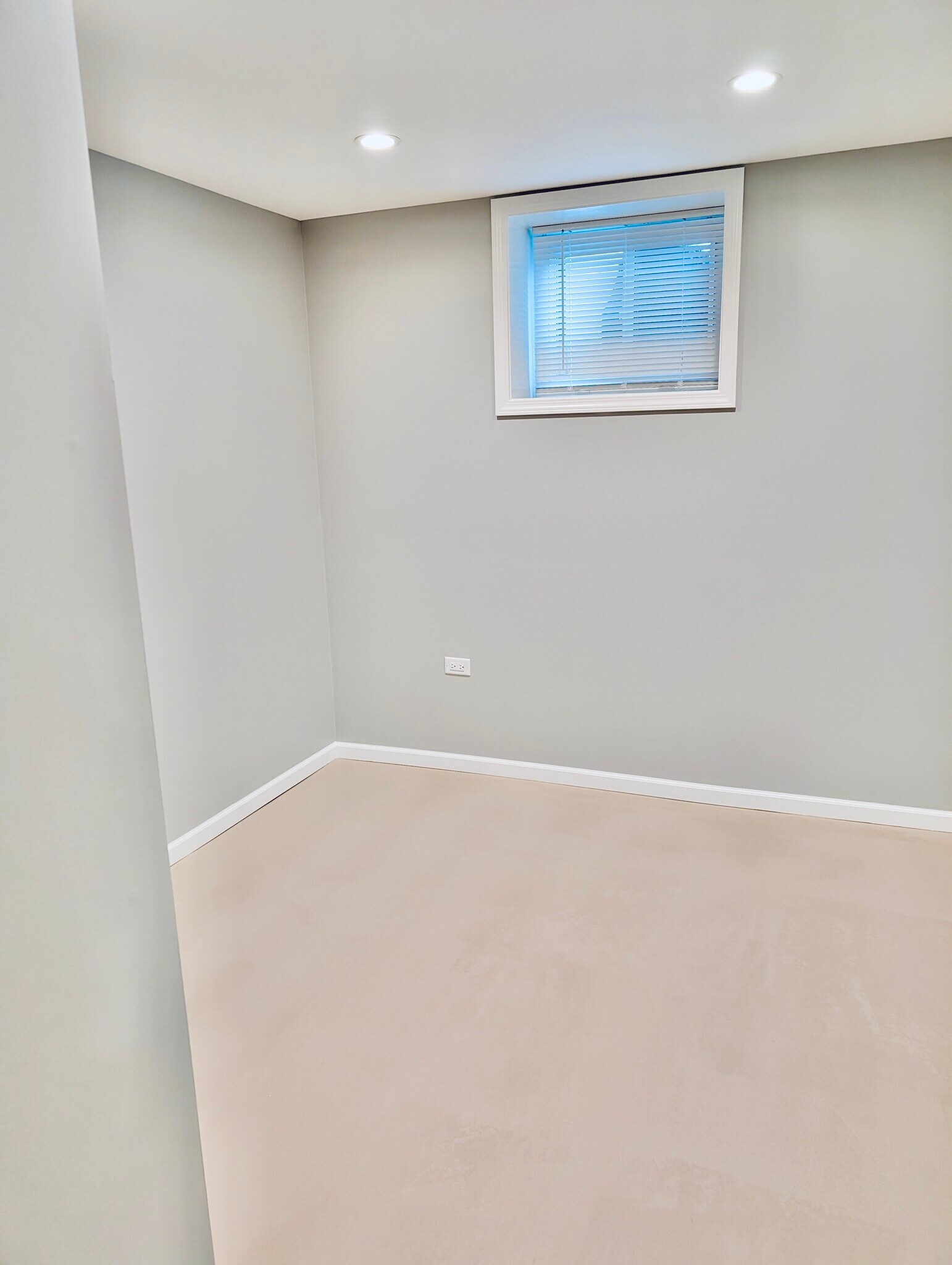 Building Photo - 960 W 18th Pl