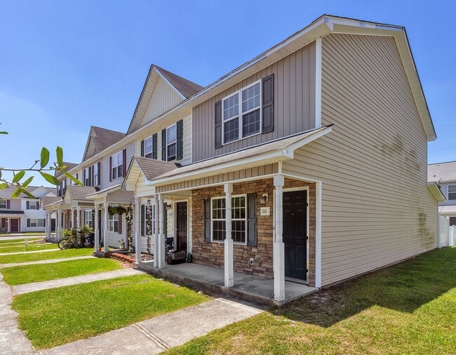 Building Photo - 2 Bed 2.5 Bath Townhome