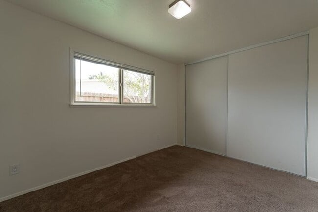 Building Photo - 2 Bedroom in Marina with Private Yard!