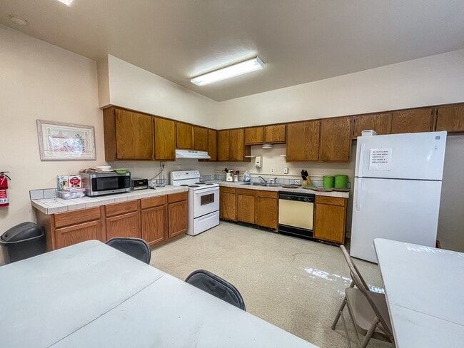 Building Photo - 13 Bedrooms 3 Bathrooms for rent in LOVING NM