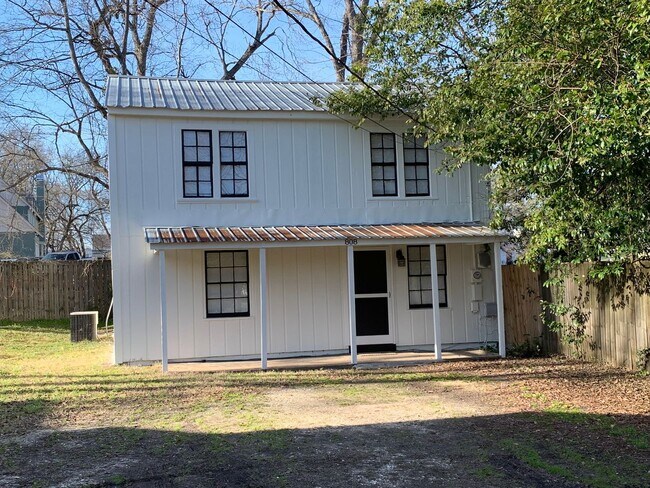 Building Photo - 3BR Cottage in Historic District