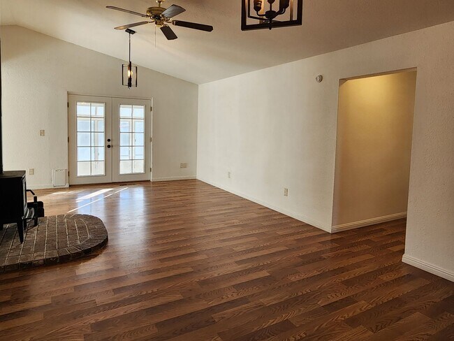 Building Photo - 3 bedroom Home  For Rent in Minden