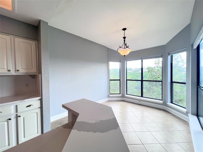 Building Photo - 4711 Spicewood Springs Rd