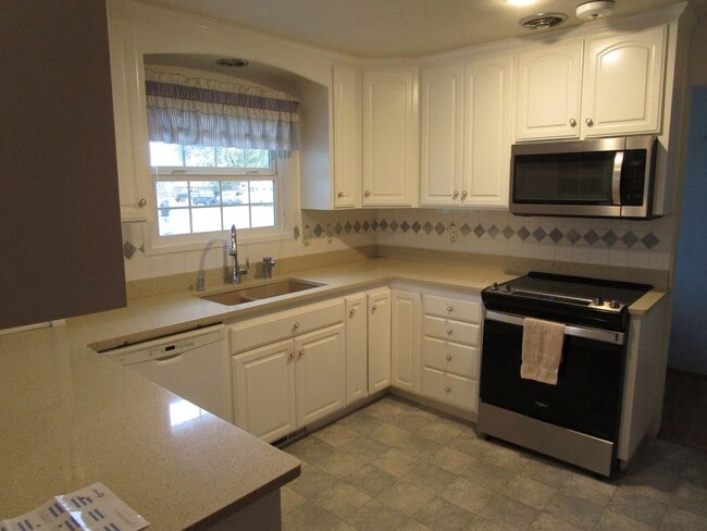 Building Photo - 2 Bedroom Fully Furnished House, Move In R...