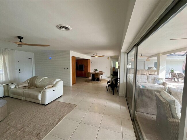 Building Photo - 556 SE 15th Ave