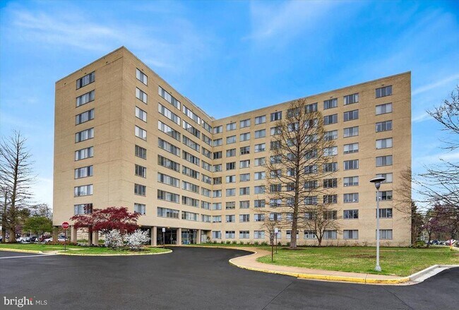 Building Photo - 6621 Wakefield Dr