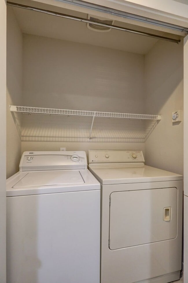 Building Photo - Lovely 2BR 1.75BA Issaquah Town Home, Perf...