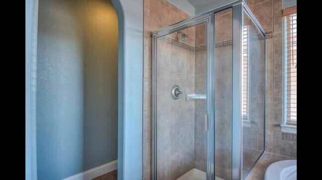 Building Photo - Available Now! Beautiful 3 Bedroom/2 Bathroom Home in Northeast Albuquerque