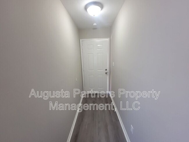 Building Photo - 1546 Hamilton Dr