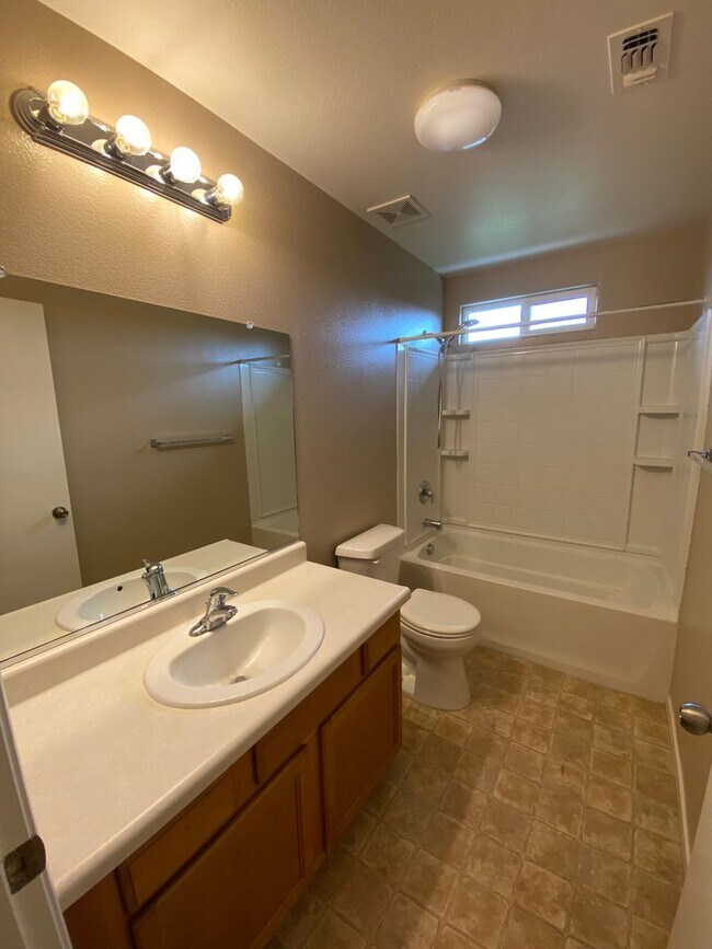 Building Photo - Spacious Two Story Home in SW Visalia comi...