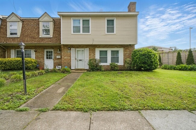 Primary Photo - Mangold Real Estate - Conveniently Located...