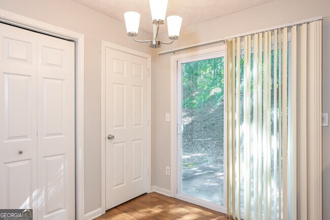 Building Photo - 154 Springbottom Dr SE