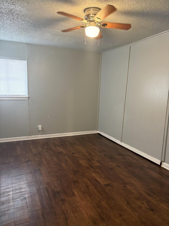 Building Photo - 2125 Kingsdale Dr