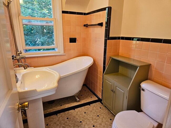 Building Photo - 702 Leland Ct