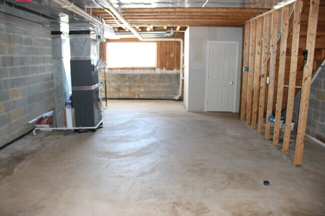 Building Photo - 280 Mike Dr