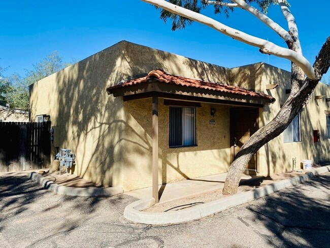 Building Photo - Spacious Townhome Style Home with Large Ya...