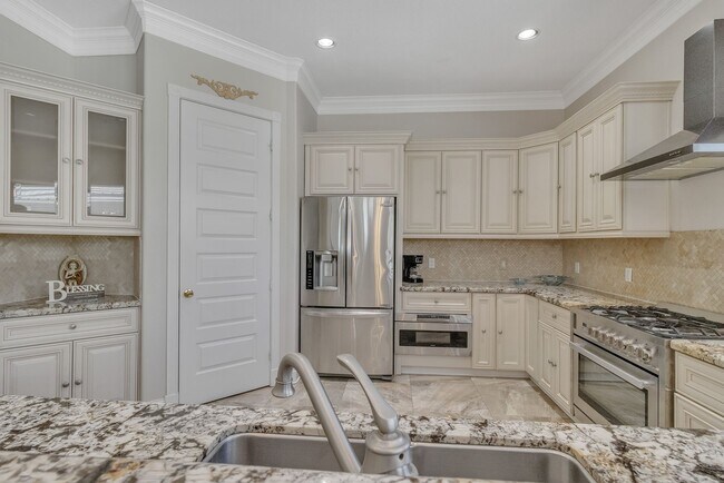 Building Photo - 615 29th St