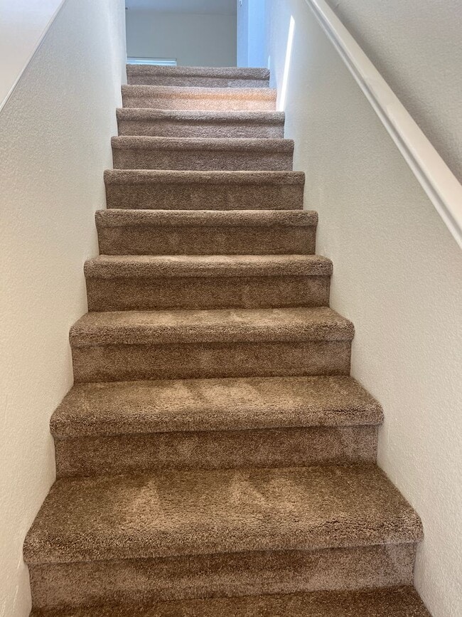 Building Photo - 3 bedroom 2.5 bath town home with large bo...