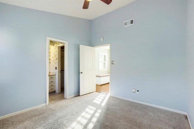 Building Photo - 208 Crescent Bluff