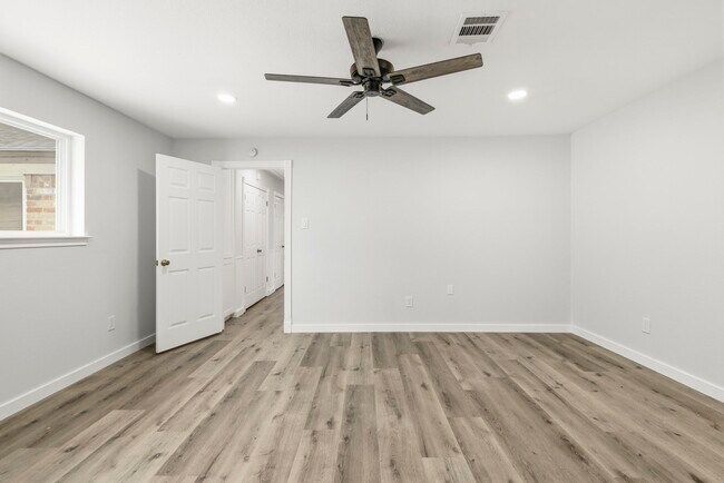Building Photo - 15215 Parkville Dr