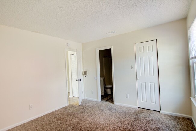 Building Photo - 2 Bedroom, 2 Bath Updated Condo, Newpointe...
