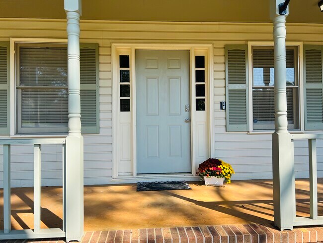 Building Photo - 113 Pine Gate Dr