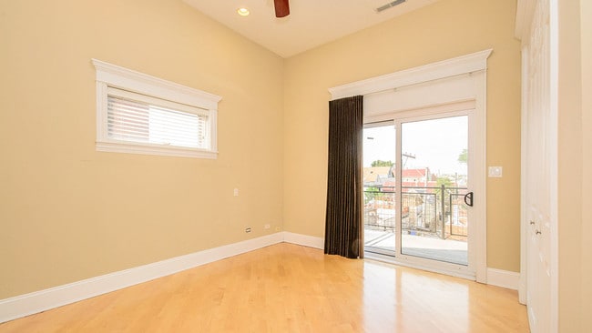 Building Photo - 1910 W Armitage Ave