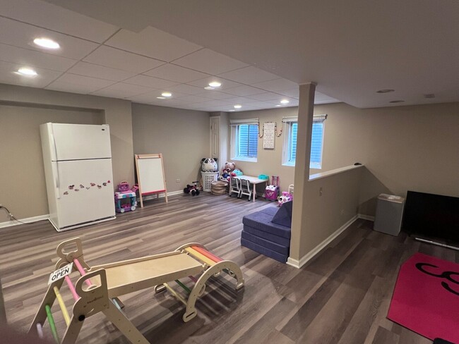 Building Photo - 1028 Lakewood Cir