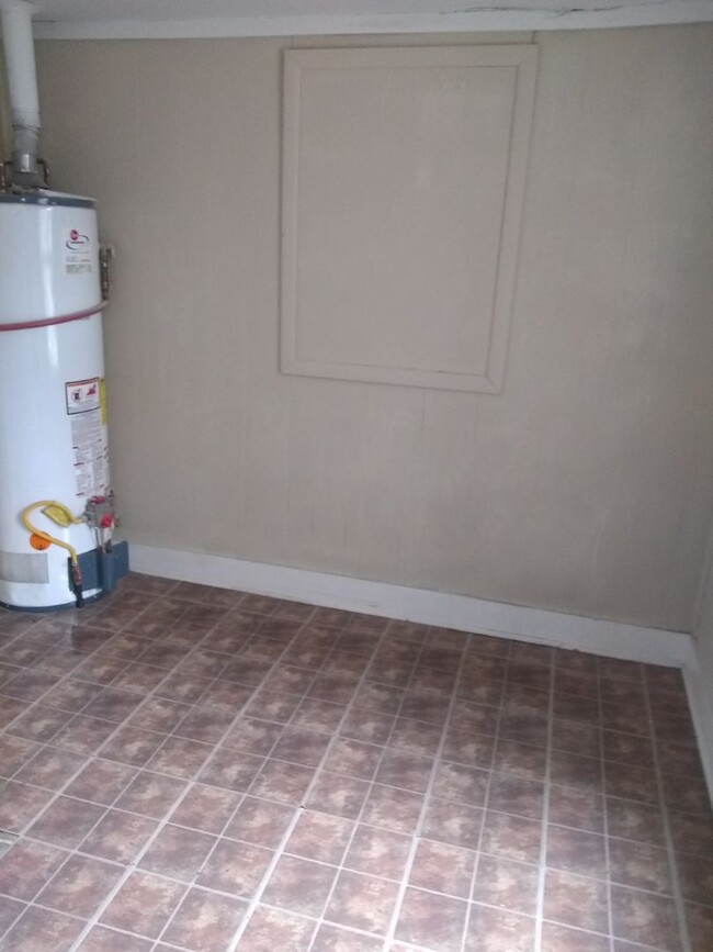 Building Photo - BACK ON THE MARKET!  $15.00 APPLICATION FE...