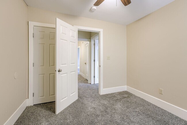 Building Photo - Spacious 3 Bedroom Duplex in the Heart of Midtown Featuring Detached Garage!!