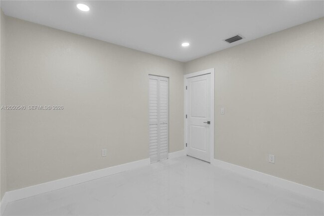 Building Photo - 2640 SW 30th Ct