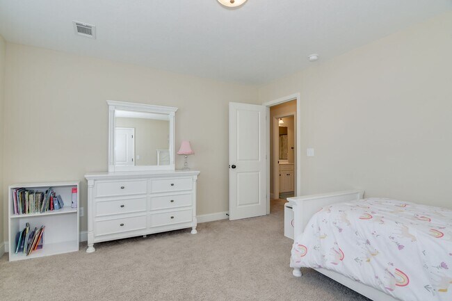 Building Photo - Gorgeous 5-Bedroom 3.5 Bath Home