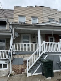 Building Photo - THREE BEDROOM HOME