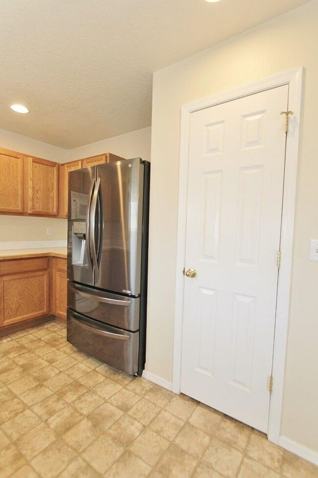 Building Photo - Immaculate Single-Level Home