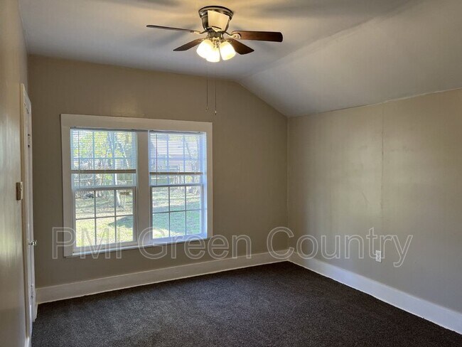 Building Photo - 1223 S Quaker Ave