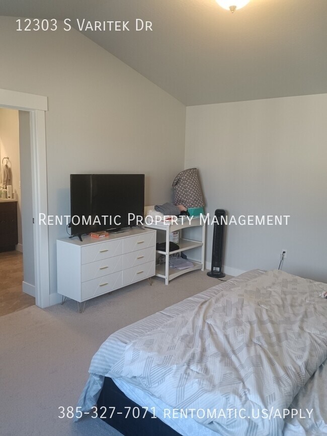 Building Photo - 12303 S Varitek Dr