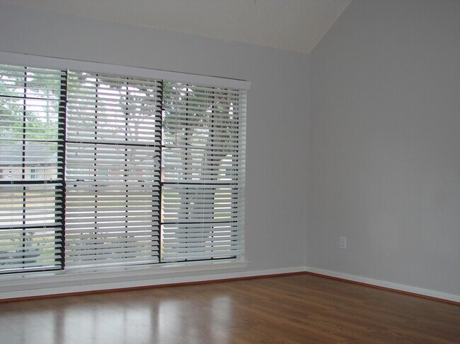 Building Photo - 462 Everington Dr